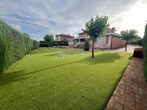 Chalet de 270 m<sup style='color: #898ba2;'>2</sup> con 10 habitaciones y 6 baños en La Sierrilla.