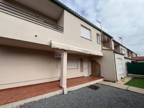 Adosado de 140 m<sup style='color: #898ba2;'>2</sup> con 3 habitaciones y 2 baños en Residencial Universidad.
