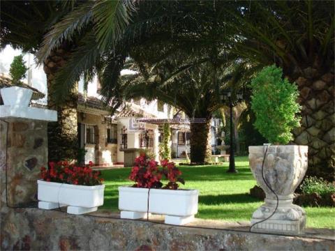 Chalet de 240 m<sup style='color: #898ba2;'>2</sup> con 4 habitaciones y 3 baños en Cáceres.