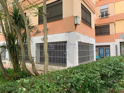 Local de 126 m<sup style='color: #898ba2;'>2</sup> y 2 baños en Centro.