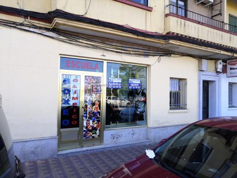 Local Comercial de 142 m<sup style='color: #898ba2;'>2</sup> y 1 baños en Centro.