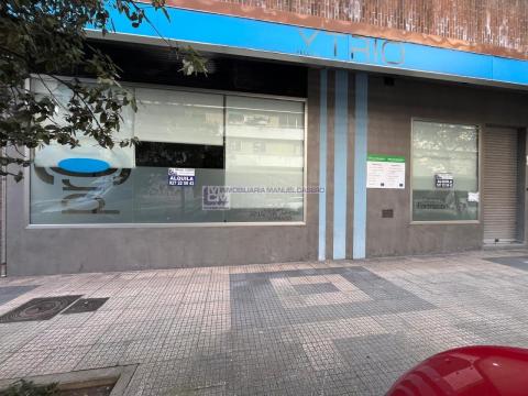 Local Comercial de 293 m<sup style='color: #898ba2;'>2</sup> y 2 baños en Centro.