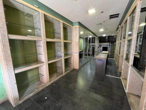 Local de 65 m<sup style='color: #898ba2;'>2</sup> y 1 baños en Centro.