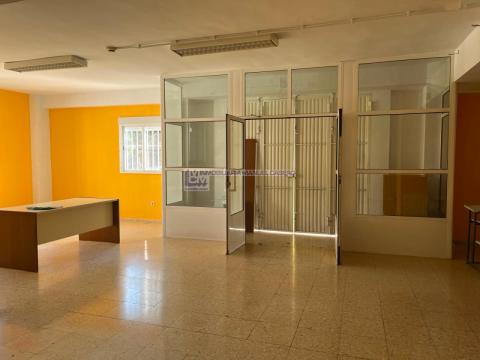 Local Comercial de 100 m<sup style='color: #898ba2;'>2</sup> y 1 baños en Centro.