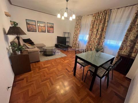 Apartamento de 85 m<sup style='color: #898ba2;'>2</sup> con 2 habitaciones y 1 baños en Centro.