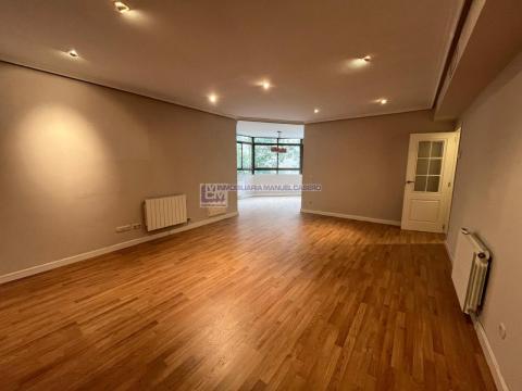 Piso de 110 m<sup style='color: #898ba2;'>2</sup> con 3 habitaciones y 3 baños en Centro.