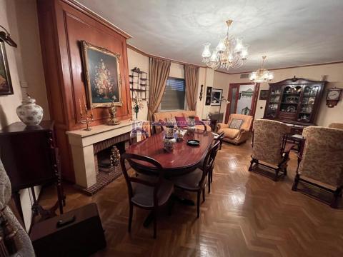 Piso de 145 m<sup style='color: #898ba2;'>2</sup> con 4 habitaciones y 3 baños en Centro.