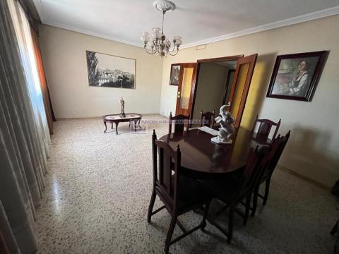 Piso de 100 m<sup style='color: #898ba2;'>2</sup> con 4 habitaciones y 2 baños en Parte Antigua.