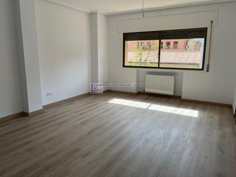 Piso de 120 m<sup style='color: #898ba2;'>2</sup> con 4 habitaciones y 2 baños en Centro.