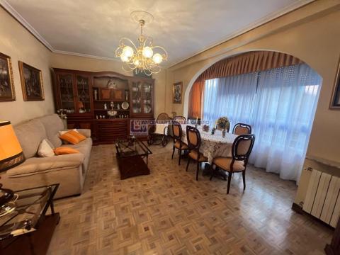 Piso de 120 m<sup style='color: #898ba2;'>2</sup> con 4 habitaciones y 2 baños en Centro.