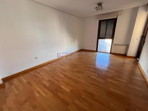 Piso de 90 m<sup style='color: #898ba2;'>2</sup> con 3 habitaciones y 2 baños en Centro.