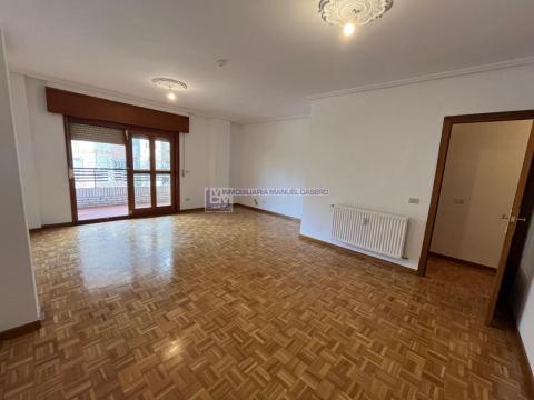 Piso de 150 m<sup style='color: #898ba2;'>2</sup> con 4 habitaciones y 2 baños en Centro.