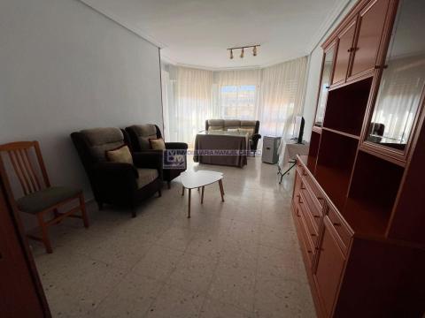 Piso de 90 m<sup style='color: #898ba2;'>2</sup> con 4 habitaciones y 2 baños en Los Castellanos.