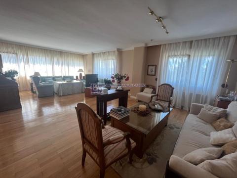 Piso de 200 m<sup style='color: #898ba2;'>2</sup> con 4 habitaciones y 3 baños en Centro.