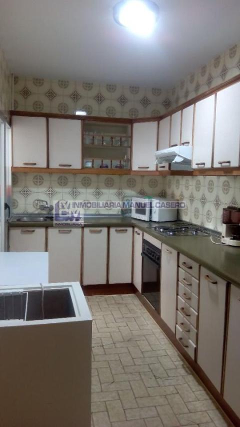 Piso de 100 m<sup style='color: #898ba2;'>2</sup> con 4 habitaciones y 2 baños en Cáceres.