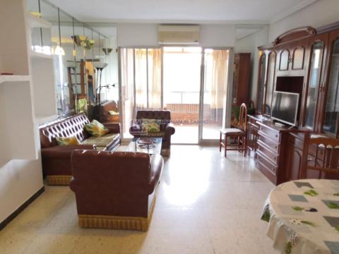 Piso de 110 m<sup style='color: #898ba2;'>2</sup> con 4 habitaciones y 2 baños en Plaza De Italia.