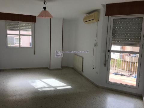 Piso de 100 m<sup style='color: #898ba2;'>2</sup> con 4 habitaciones y 2 baños en Nuevo Cáceres.