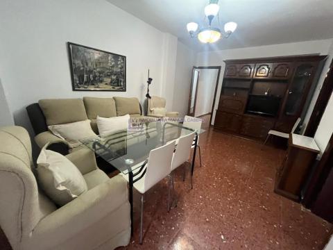 Piso de 110 m<sup style='color: #898ba2;'>2</sup> con 4 habitaciones y 2 baños en Centro.